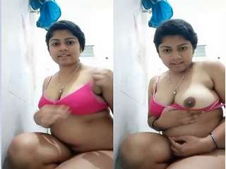 Sexy Desi Bhabhi Showing Her Boobs and Pussy